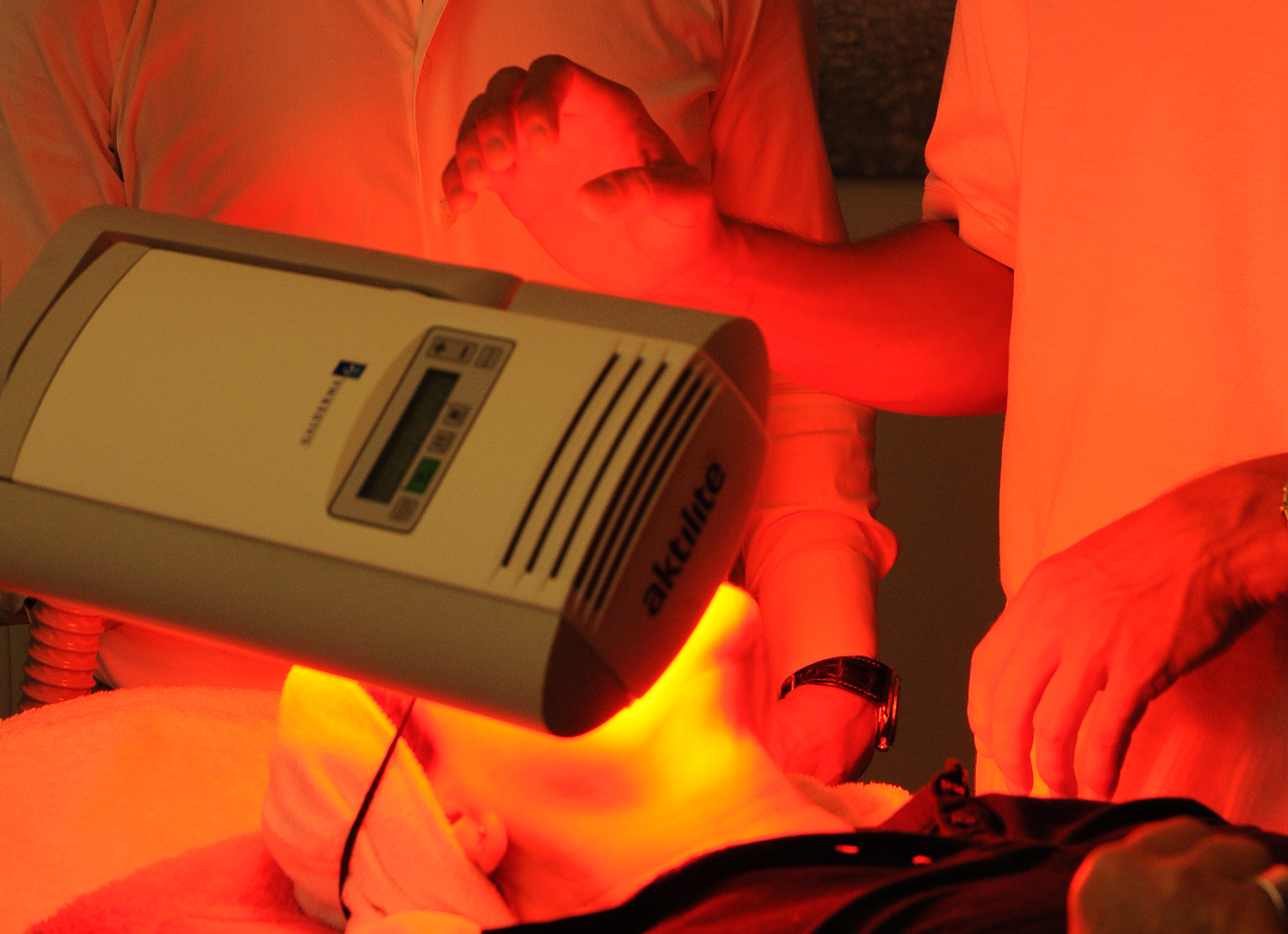Skin rejuvenation and prevention in one: With photodynamic therapy, skin cells with pathological changes can be destroyed in a targeted fashion using light – even if their degeneration is not yet visible. Skin rejuvenation and prevention in one: With photodynamic therapy, skin cells with pathological changes can be destroyed in a targeted fashion using light – even if their degeneration is not yet visible.